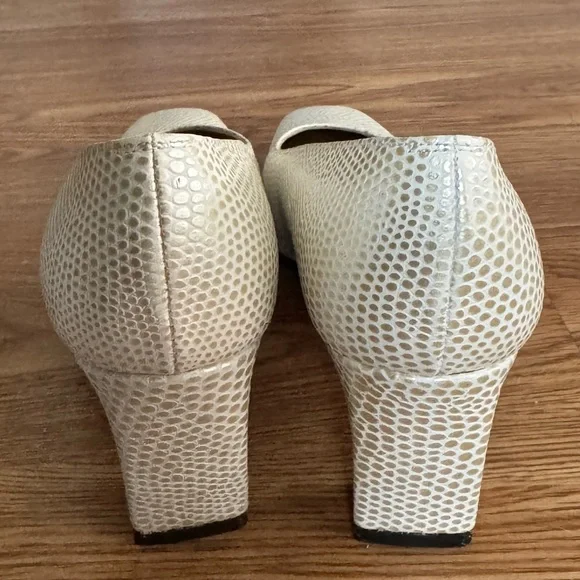 Stuart Weitzman Cream Faux Snakeskin Pumps Heels Size 6½ AA Narrow